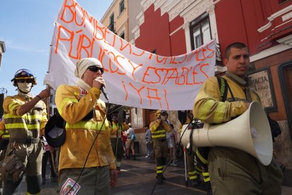Manifestación para exigir mejoras en el operativo de prevención y extinción de incendios.