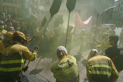 Manifestación para exigir mejoras en el operativo de prevención y extinción de incendios.