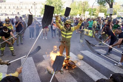 Manifestación para exigir mejoras en el operativo de prevención y extinción de incendios.