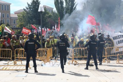 Bomberos forestales se manifiestan en Valladolid.