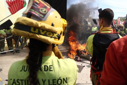 Bomberos forestales se manifiestan en Valladolid.
