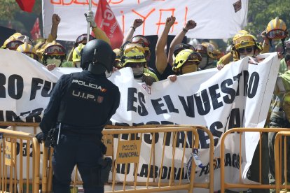 Bomberos forestales se manifiestan en Valladolid.