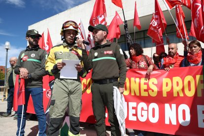 Bomberos forestales se manifiestan en Valladolid.