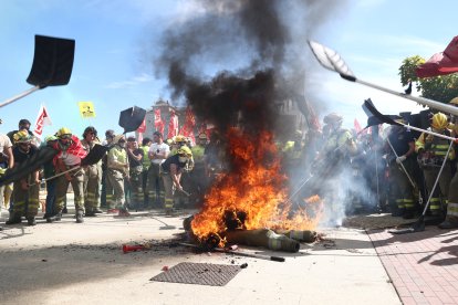 Bomberos forestales se manifiestan en Valladolid.