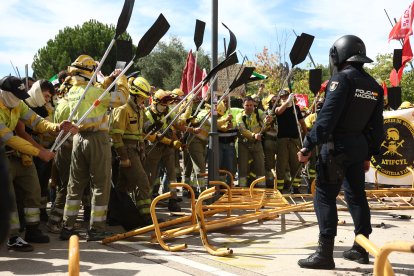 Bomberos forestales se manifiestan en Valladolid.