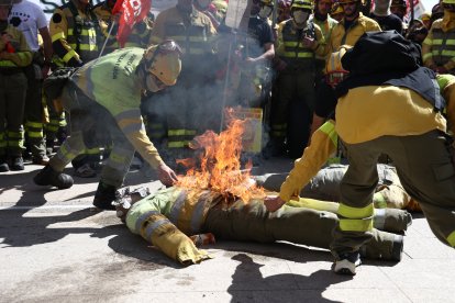 Bomberos forestales se manifiestan en Valladolid.