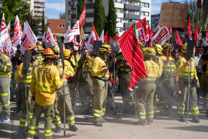 Bomberos forestales se manifiestan en Valladolid.