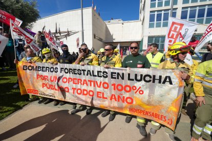 Bomberos forestales se manifiestan en Valladolid.