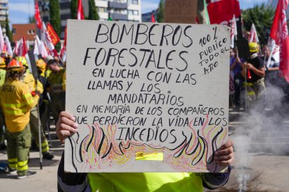 Bomberos forestales se manifiestan en Valladolid.
