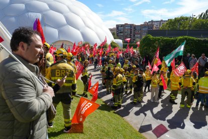 Bomberos forestales se manifiestan en Valladolid.