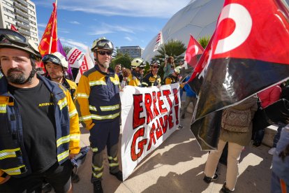 Bomberos forestales se manifiestan en Valladolid.