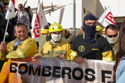 Bomberos forestales se manifiestan en Valladolid.
