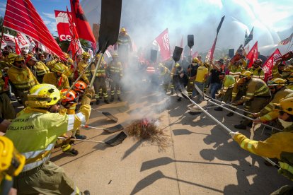 Bomberos forestales se manifiestan en Valladolid.