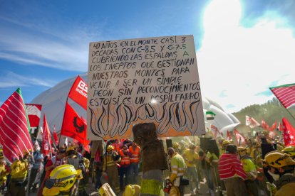 Bomberos forestales se manifiestan en Valladolid.