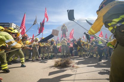 Bomberos forestales se manifiestan en Valladolid.