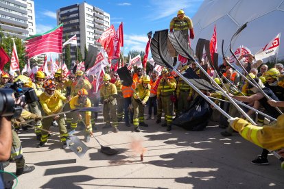 Bomberos forestales se manifiestan en Valladolid.