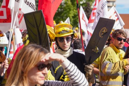 Bomberos forestales se manifiestan en Valladolid.