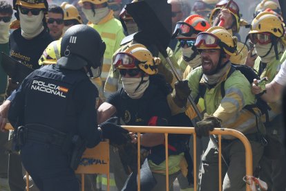 Bomberos forestales se manifiestan en Valladolid.