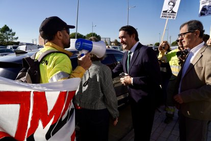 Cuatro operarios forestales se concentran durante la visita del consejero de Medio Ambiente, Vivienda y Ordenación del Territorio, Juan Carlos Suárez-Quiñones a Villadangos del Páramo (León)