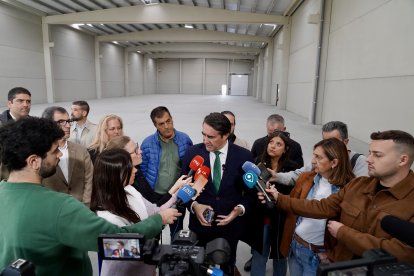 El consejero de Medio Ambiente, Vivienda y Ordenación del Territorio, Juan Carlos Suárez-Quiñones, visita las naves logísticas promovidas por la Junta en el polígono de Villadangos del Páramo
