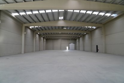 El consejero de Medio Ambiente, Vivienda y Ordenación del Territorio, Juan Carlos Suárez-Quiñones, visita las naves logísticas promovidas por la Junta en el polígono de Villadangos del Páramo