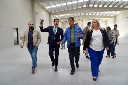 El consejero de Medio Ambiente, Vivienda y Ordenación del Territorio, Juan Carlos Suárez-Quiñones, visita las naves logísticas promovidas por la Junta en el polígono de Villadangos del Páramo