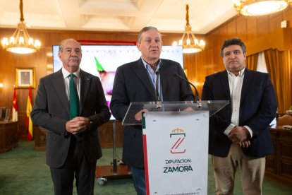 Javier Faúndez, presidente de la Diputación de Zamora,  junto con Cipriano García. director general de Caja Rural de Zamora  y José Ángel Ruiz, diputado provincial de Agricultura y Ganadería, 