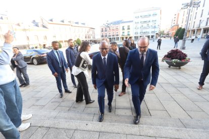 El alcalde de Ponferrada, Marco Morala recibe al  l primer ministro de Cabo Verde, Ulises Correia e Silva, en su Visita a la ciudad.