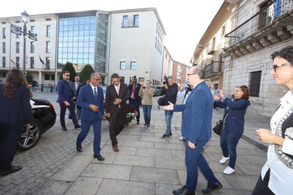 El alcalde de Ponferrada, Marco Morala recibe al  l primer ministro de Cabo Verde, Ulises Correia e Silva, en su Visita a la ciudad.