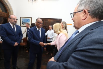 El alcalde de Ponferrada, Marco Morala recibe al  l primer ministro de Cabo Verde, Ulises Correia e Silva, en su Visita a la ciudad.