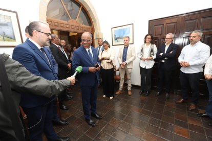 El alcalde de Ponferrada, Marco Morala recibe al  l primer ministro de Cabo Verde, Ulises Correia e Silva, en su Visita a la ciudad.