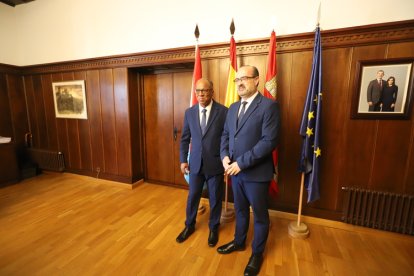 El alcalde de Ponferrada, Marco Morala recibe al  l primer ministro de Cabo Verde, Ulises Correia e Silva, en su Visita a la ciudad.