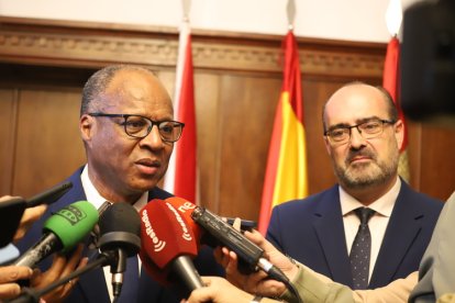 El alcalde de Ponferrada, Marco Morala recibe al  l primer ministro de Cabo Verde, Ulises Correia e Silva, en su Visita a la ciudad.