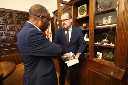 El alcalde de Ponferrada, Marco Morala recibe al  l primer ministro de Cabo Verde, Ulises Correia e Silva, en su Visita a la ciudad.