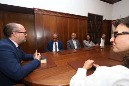 El alcalde de Ponferrada, Marco Morala recibe al  l primer ministro de Cabo Verde, Ulises Correia e Silva, en su Visita a la ciudad.