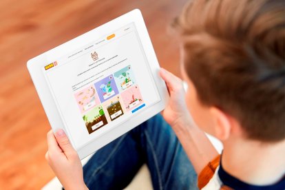 Un niño disfruta del programa 'Alimentes' que realiza Gadis