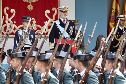 Los presidentes de la Junta, Alfonso Fernández Mañueco, y de las Cortes, Carlos Pollán, asisten al acto solemne de homenaje a la bandera nacional y al desfile militar con ocasión del día de la Fiesta Nacional.