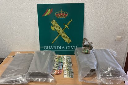 Las cuatro bolsas de hachís incautadas en Segovia.