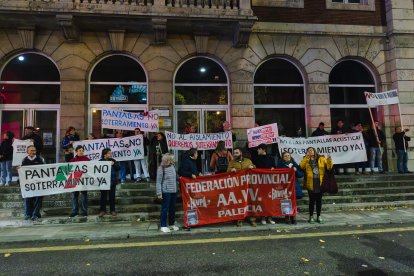 Más de 2.000 personas toman las calles de la capital palentina, en la protesta contra Adif.