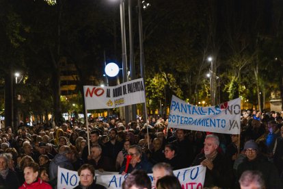 Más de 2.000 personas toman las calles de la capital palentina, en la protesta contra Adif.