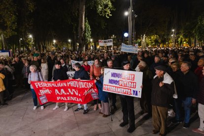Más de 2.000 personas toman las calles de la capital palentina, en la protesta contra Adif.