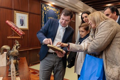 Un momento de la recepción de Mañueco a María Caamaño.
