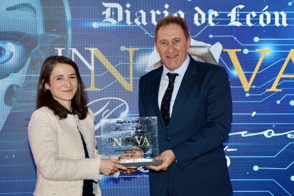 La investigadora Helena Escobar recibe el premio de Jóvenes Talentos por 'De León a Berlín: la historia de Elena’