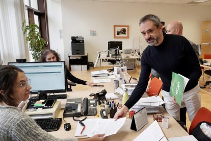 El portavoz parlamentario de Vox, David Hierro, registra la Enmienda a la totalidad a los presupuestos en las Cortes.