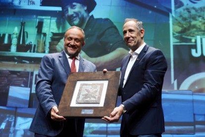 Gerardo Álvarez Courel, presidente de la Diputación de León, entrega el premio a mejor proyecto de León a Juan Andrés Alonso, propietario y chef del Restaurante Juan Andrés.