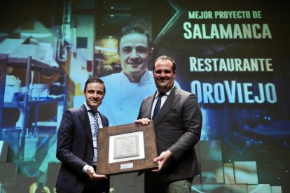 David Mingo, vicepresidente 1º de la Diputación de Salamanca, entrega el premio a mejor proyecto de Salamanca a Héctor Carabias, chef y propietario del Restaurante Oroviejo.