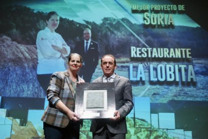 Benito Serrano, presidente de la Diputación de Soria, entrega el premio al mejor proyecto de Soria a Elena Lucas, propietaria y jefa de cocina del Restaurante La Lobita.