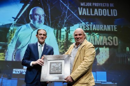 Conrado Íscar, presidente de la Diputación de Valladolid, entrega el premio al mejor proyecto de Valladolid a Dámaso Vergara, chef y propietario del Restaurante Dámaso.