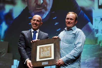 José Portela, director comercial de empresas de CaixaBank en Castilla y León entrega el premio al Mejor Restaurante del Año a Ricardo Lorenzo, jefe de cocina del Restaurante Lera
