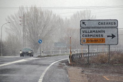 La primera nevada de la temporada llega a las cumbres de la vertiente leonesa de la Cornisa Cantábrica